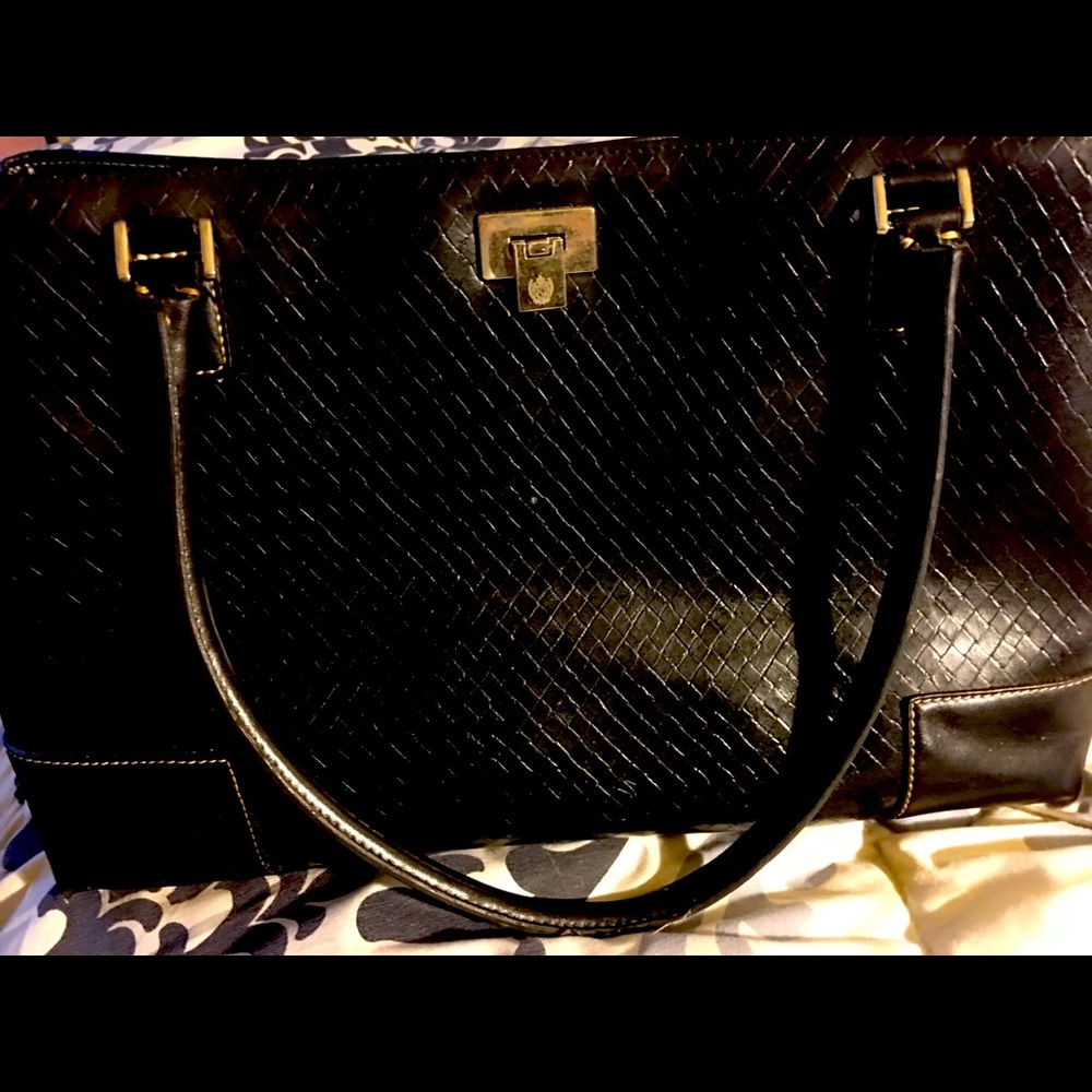 Liz Clairborn pocket book used black perfect condition.